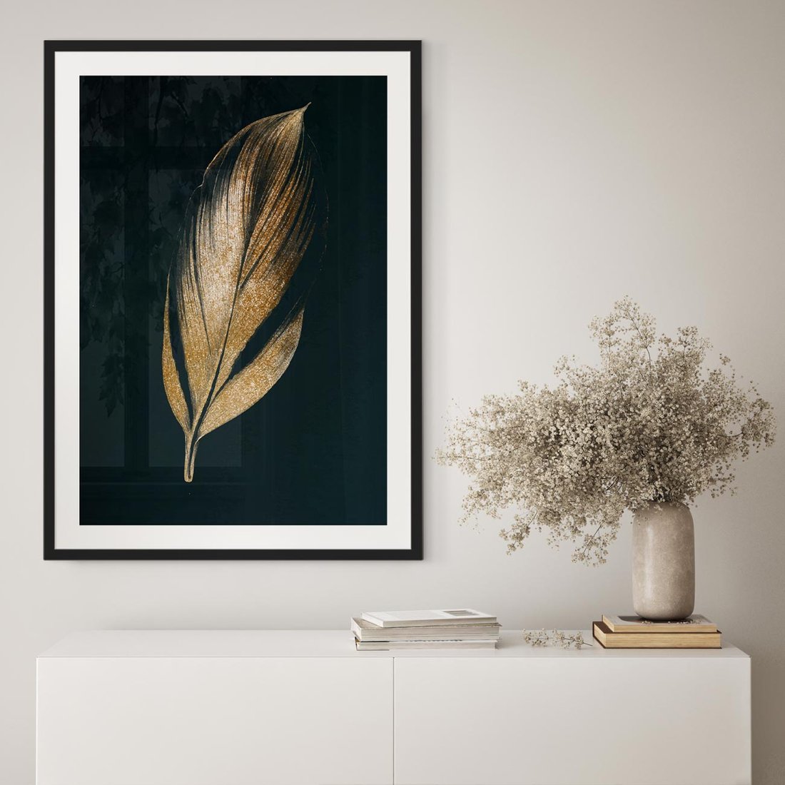Plakat w ramie 40x50 - Mroczne Złoto - nowoczesna grafika, złoty liść na czarnym tle - rama czarna