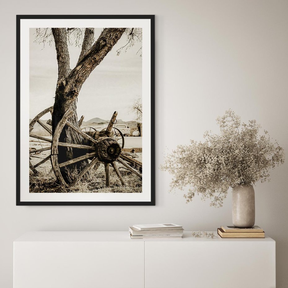 Plakat w ramie 30x40 - Rustykalna Tradycja - koło starego wozu, rustykalny styl - rama czarna