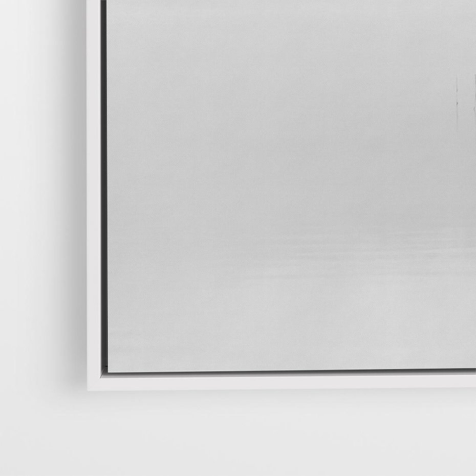 Obraz w ramie 100x70 - Mglisty Brzeg Jeziora - czarno białe zdjęcie, zamglone jezioro - rama biała