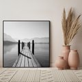 Obraz w ramie 50x50 - Spokojna Przystań - czarno biała fotografia, drewniany pomost na jeziorze - rama czarna