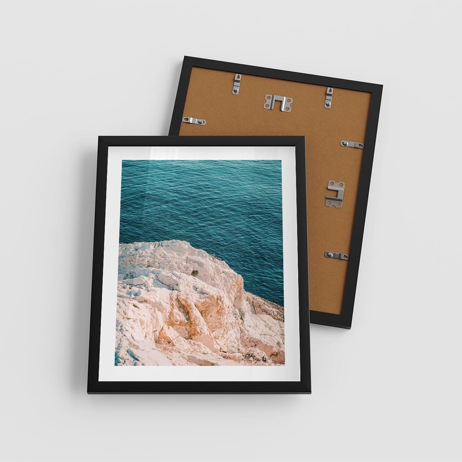 Plakat w ramie 40x50 - Klifowy Horyzont: Brzeg Morza - brzeg morza, klify - rama czarna