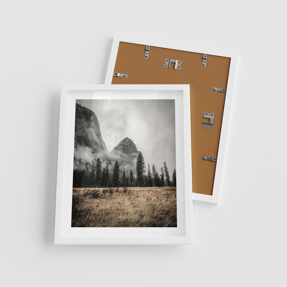 Plakat w ramie 40x50 - Mglisty Pejzaż Górski: Urok Niewidzialnośc - góry, krajobraz - rama biała