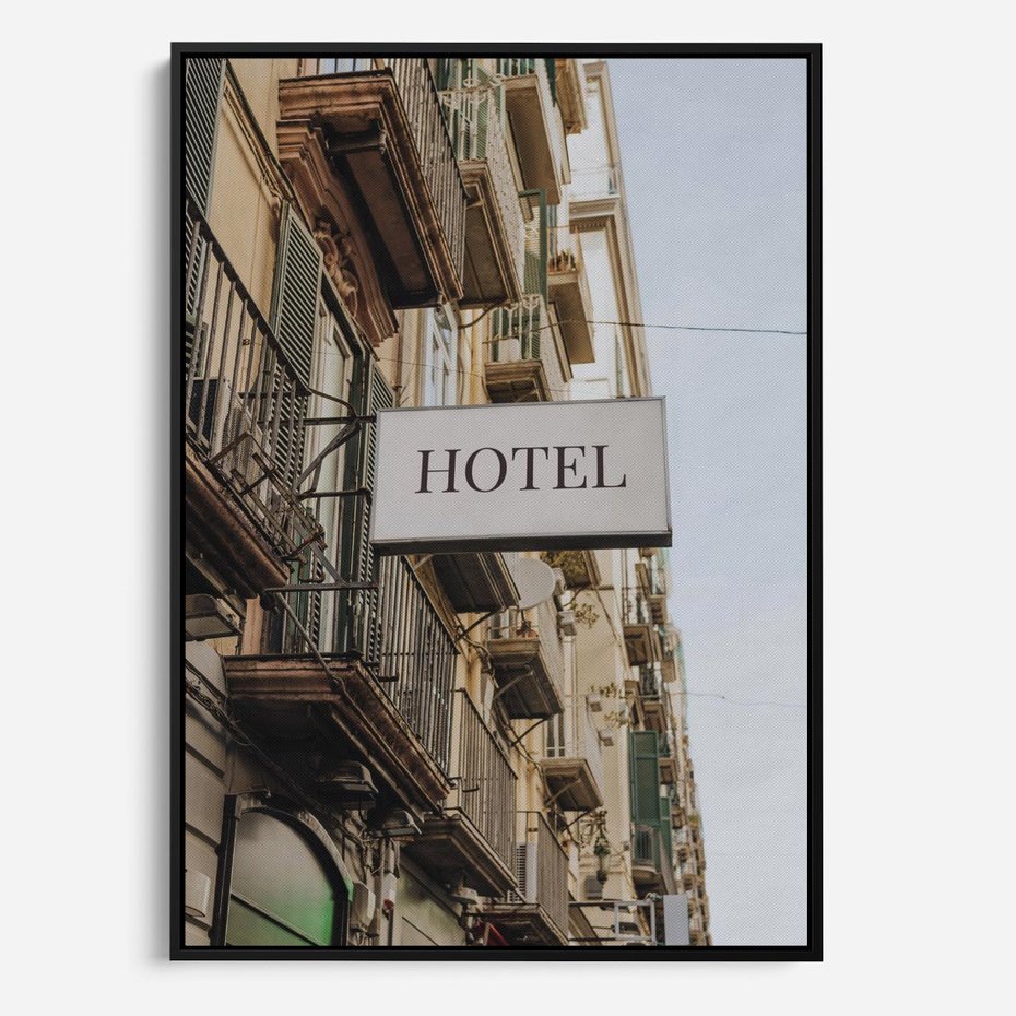 Obraz w ramie 70x100 - Magiczne Spacery - hotel, uliczka - rama czarna