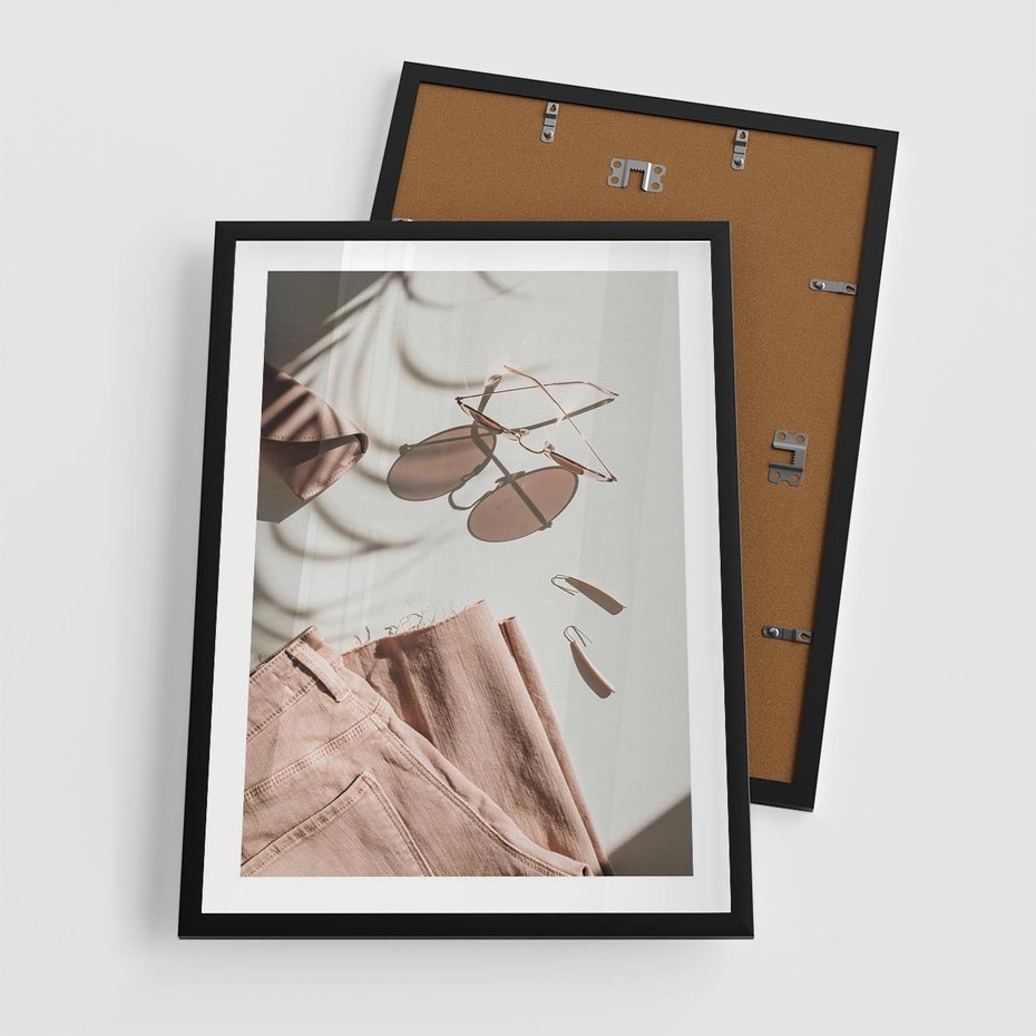 Plakat w ramie 50x70 - Urok Pudrowego Różu - zdjęcie, moda - rama czarna