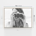 Obraz w ramie 70x50 - Zrób mi Zdjęcie - fotografia, kobieta z aparatem - rama drewno