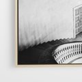 Obraz w ramie 50x50 - Po Schodach w Dół - czarno białą fotgrafia, zakręcone schody w starek kamienicy - rama drewno