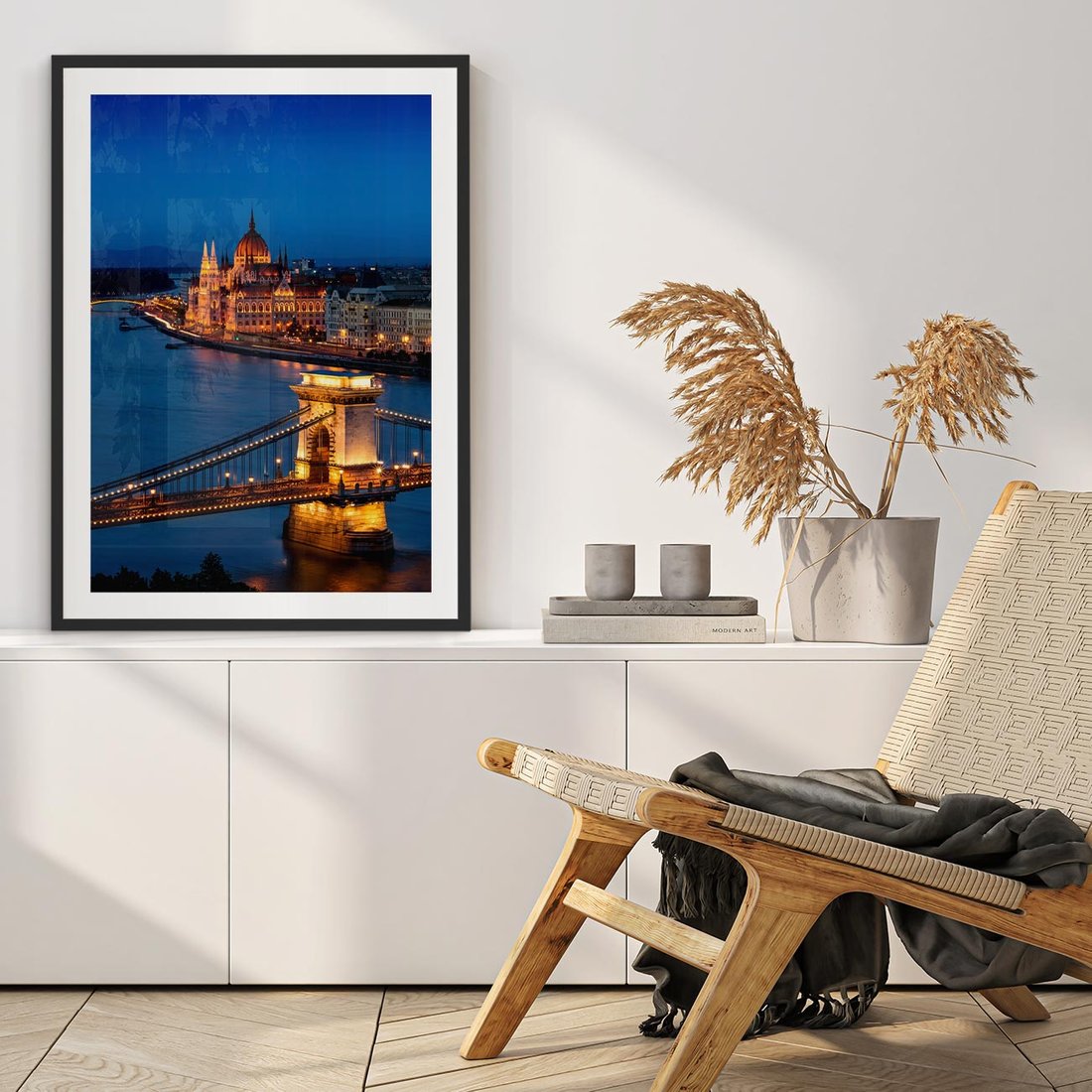 Plakat w ramie 50x70 - Mostowe miasto nocą - miasto, most - rama czarna