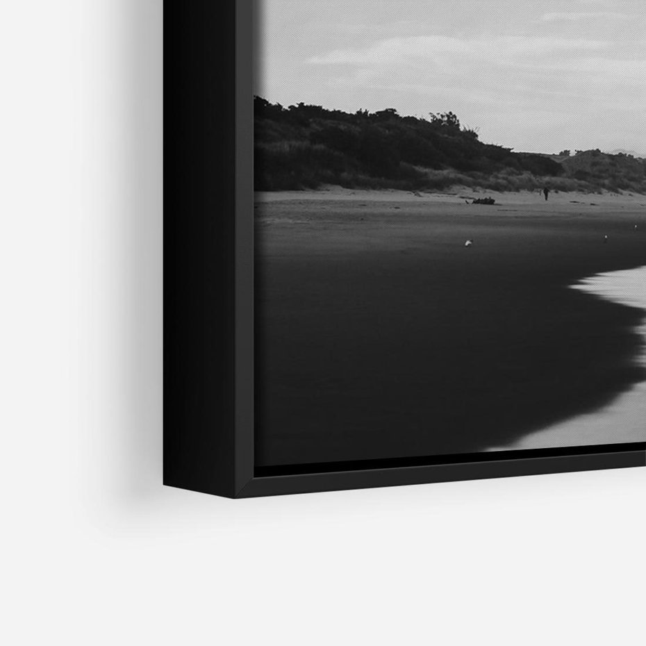 Obraz w ramie 70x50 - Nadmorska Melodia - czarno białe zdjęcie, plaża - rama czarna