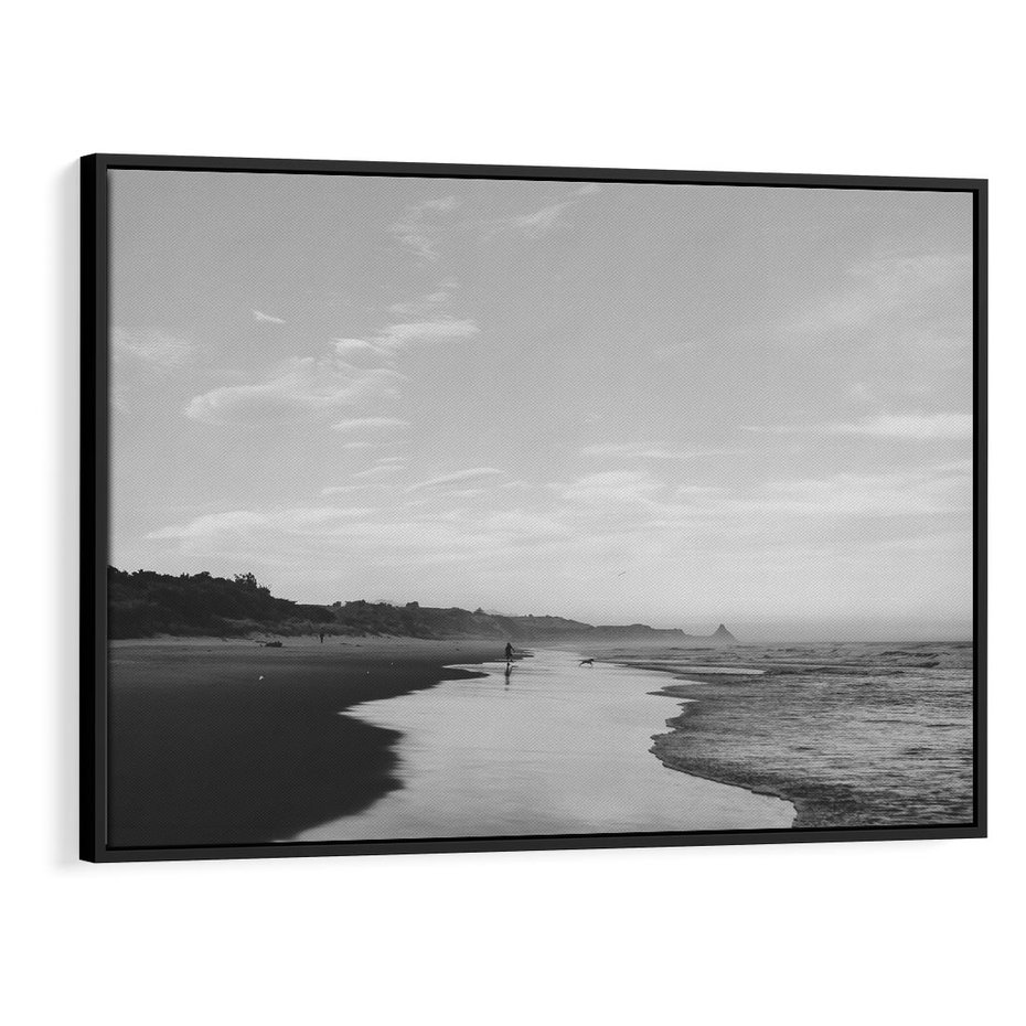 Obraz w ramie 70x50 - Nadmorska Melodia - czarno białe zdjęcie, plaża - rama czarna