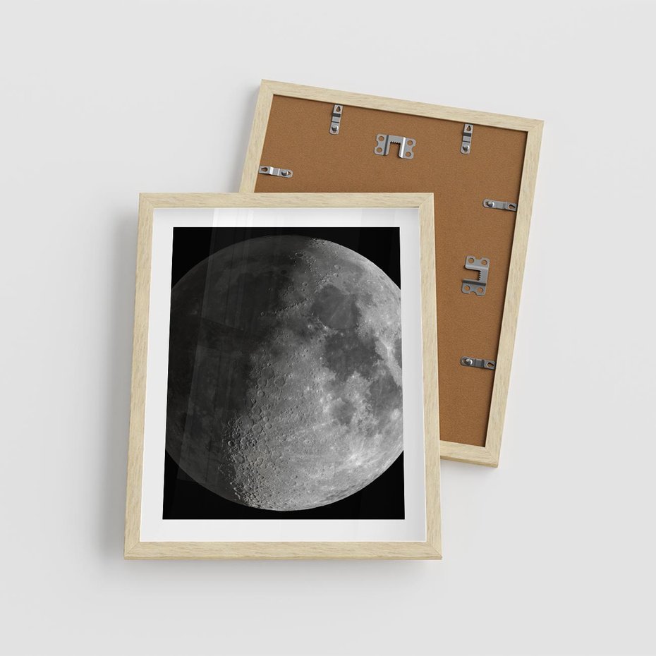Plakat w ramie 40x50 - Kontrastowy księżyc w czerni i bieli - księżyc, czarno - rama drewno