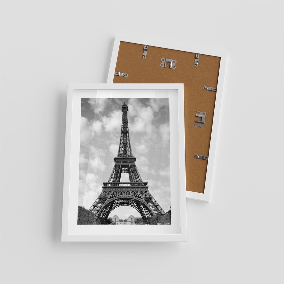 Plakat w ramie 30x40 - Nocna panorama Paryża z wieżą Eiffla - Eiffla, Paryż - rama biała