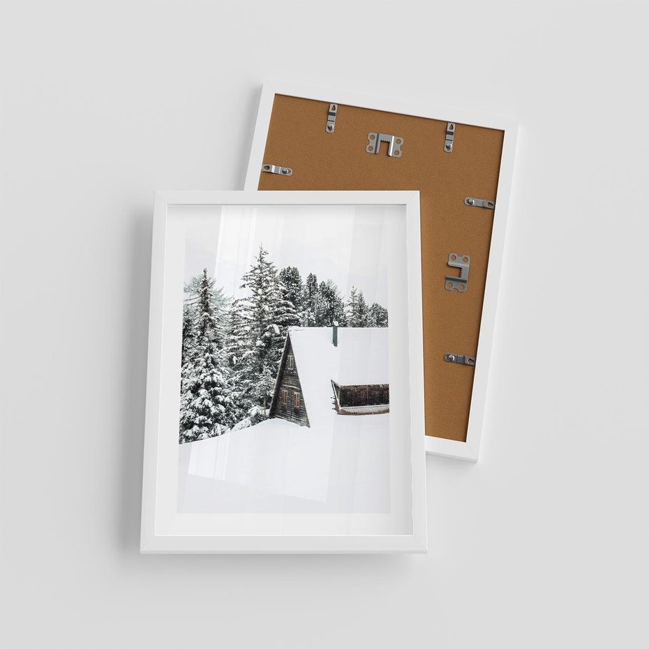 Plakat w ramie 30x40 - Zimowy Urok - śnieg, domek w górach - rama biała