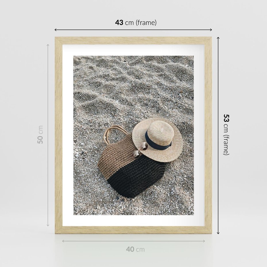 Plakat w ramie 40x50 - Plażowe Przygotowania - torba plażowa, kapelusz - rama drewno