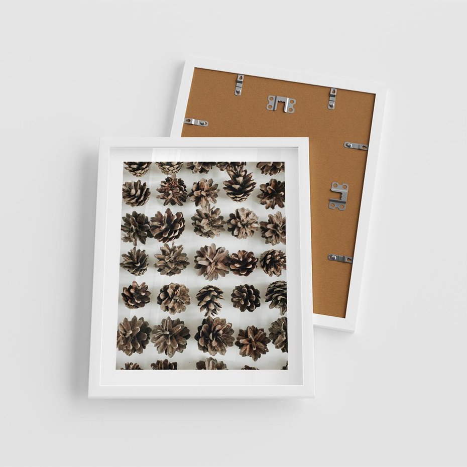 Plakat w ramie 40x50 - Jesienna Tekstura - kompozycja z suchych szyszek, jesienne szyszki - rama biała