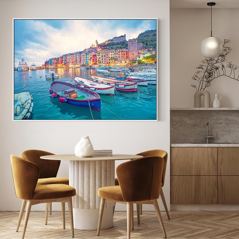 Obraz w ramie 120x80 - Tańczące kolory zachodu - nadmorskie kolorowe miast, kolorowe budynki na brzegu - rama biała