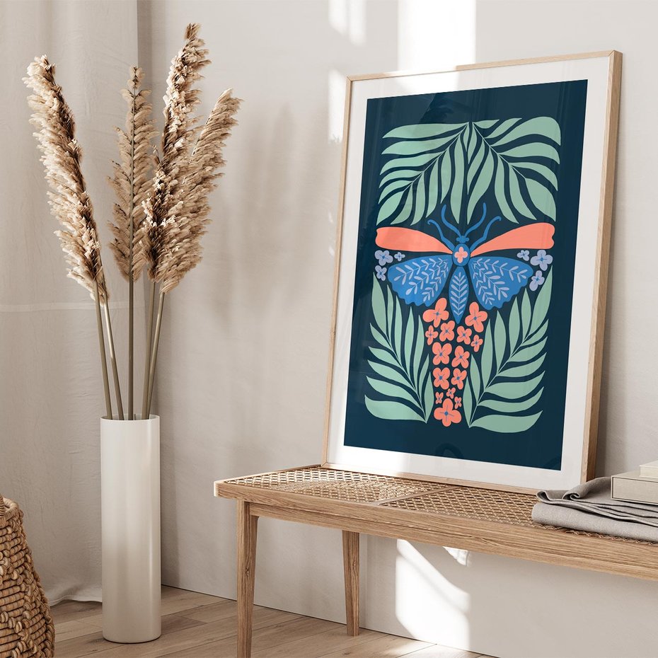 Plakat w ramie 50x70 - Granatowa Noc - granatowe tło, abstrajcyjna ćma - rama drewno