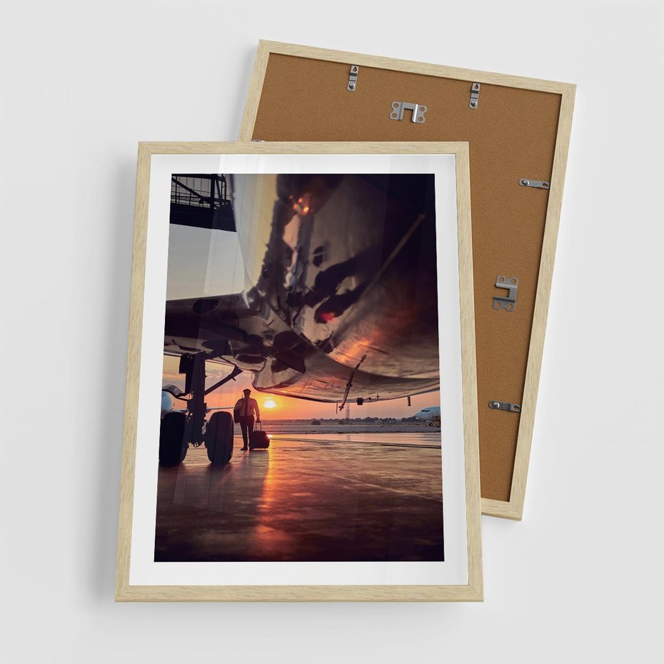 Plakat w ramie 50x70 - Podróż ku Zachodzącemu Słońcu - samolot, scena na lotnisku - rama drewno