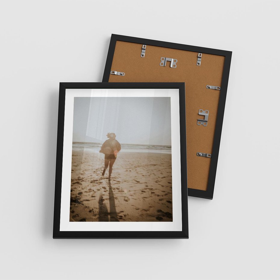 Plakat w ramie 40x50 - O Zachodzie Słońca - klimatyczna fotografia, postać biegnie po plaży - rama czarna