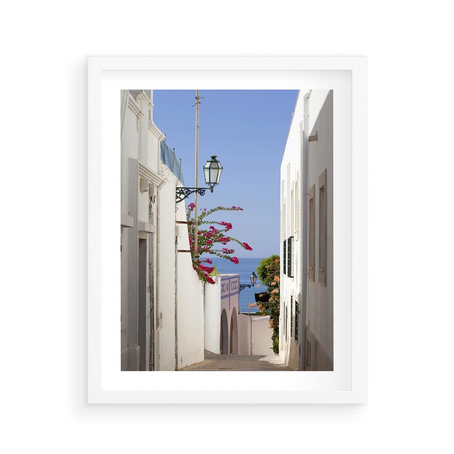 Plakat w ramie 40x50 - Podróże w Czasie: Perspektywiczna Uliczka - uliczka, perspektywa - rama biała
