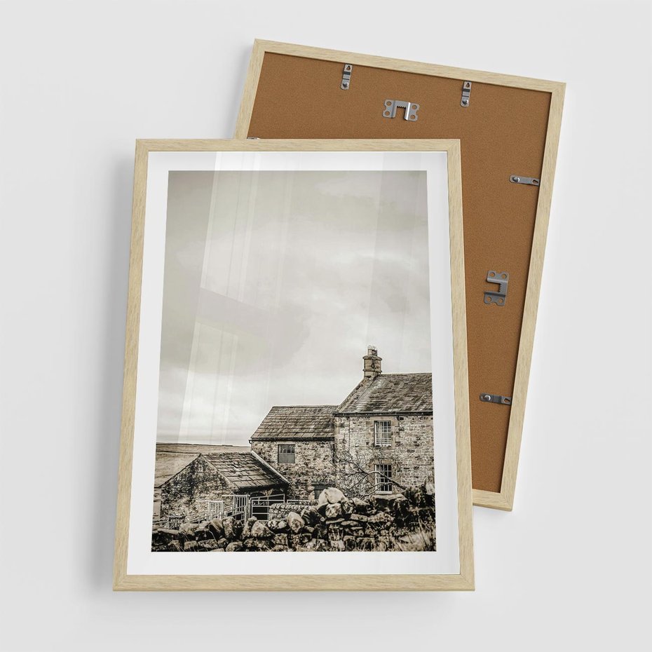 Plakat w ramie 50x70 - Kamienny Dom w Odcieniach Sepii - stary kamienny dom, odcienie sepii - rama drewno