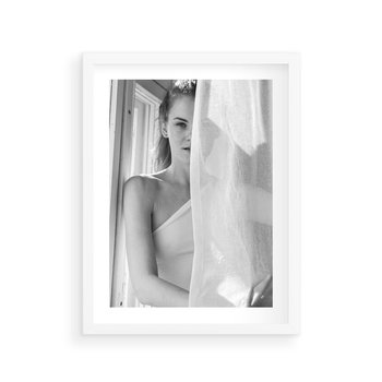 Plakat w ramie 30x40 - Za Firanką - czarno białe zdjecie, piękny portret eterycznej kobiety - rama biała