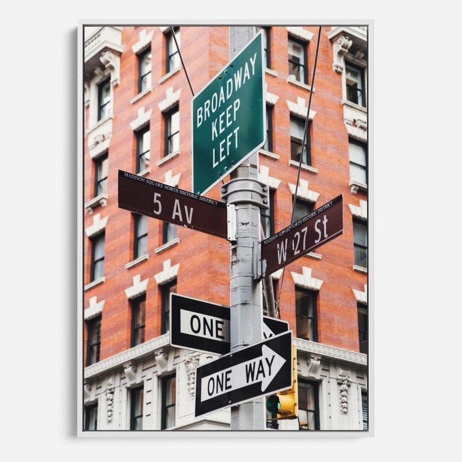Obraz w ramie 50x70 - Namiastka wielkiego miasta - Nowy Jork, drogowskaz - rama biała