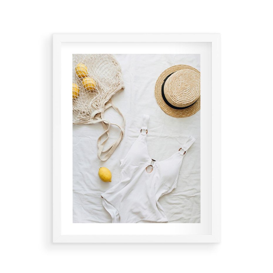 Plakat w ramie 40x50 - Moda na Wakacje: Cytrynowy Urok - kompozycja letnia, fashion - rama biała