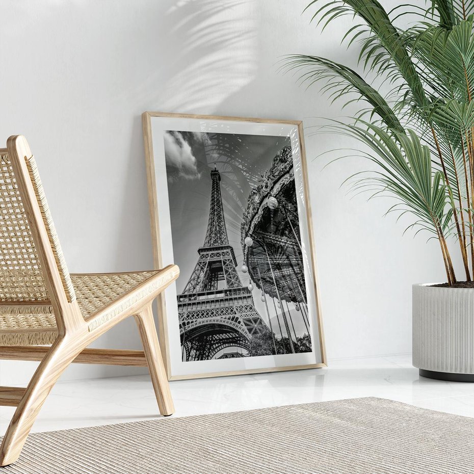 Plakat w ramie 30x40 - Zabawa w Paryżu - czarno białe zdjecie, wieża eiffla - rama drewno