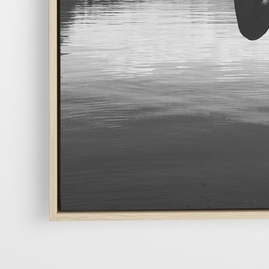 Obraz w ramie 80x120 - Beztroska Chwila - czarno biała fotografia, mężczyzna wesoło wskakuje do keziora w górach - rama drewno