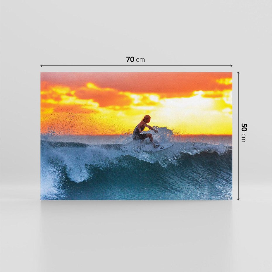 Obraz na płótnie 70x50 - Surfer na falach morza: Spotkanie z wolnością - surfer, surfing