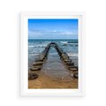 Plakat w ramie 50x70 - Falochron na brzegu morza - falochron, morze - rama biała