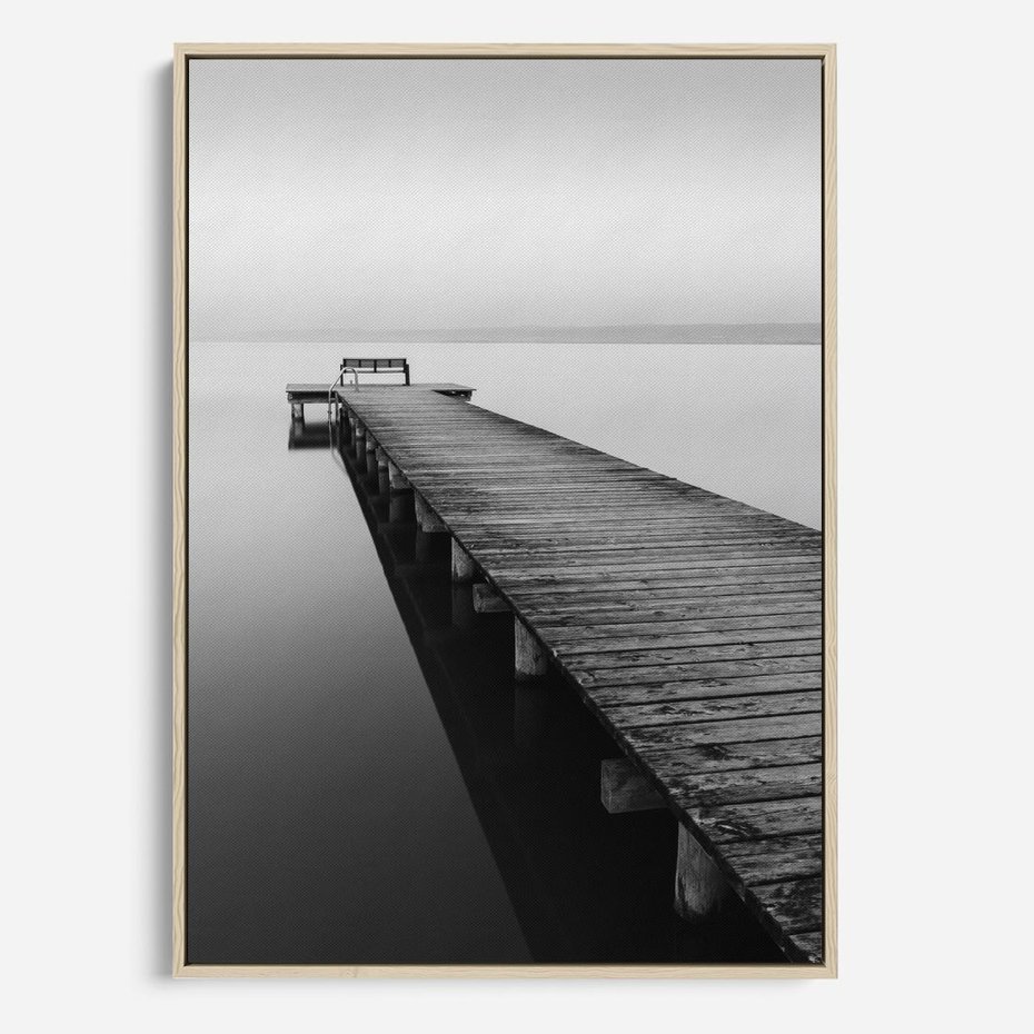 Obraz w ramie 50x70 - Mglista Perspektywa - czarno biała fotografia, drewniany pomost na jeziorze - rama drewno
