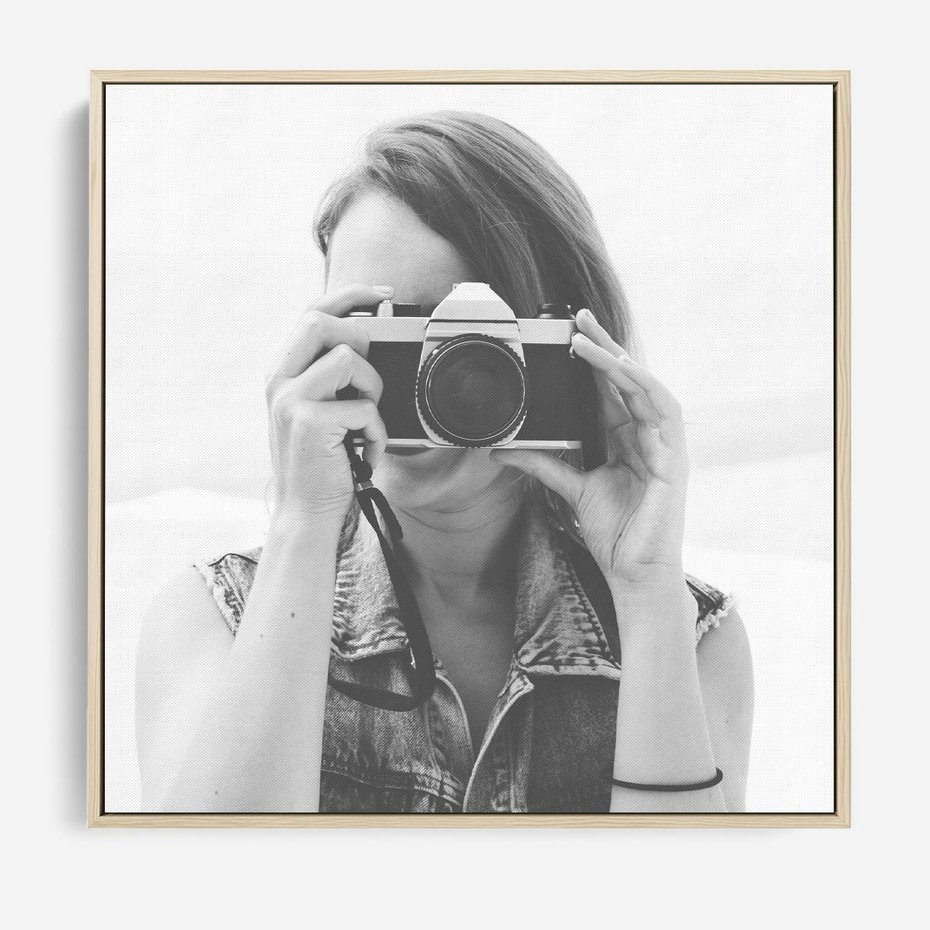 Obraz w ramie 80x80 - Zrób mi Zdjęcie - fotografia, kobieta z aparatem - rama drewno