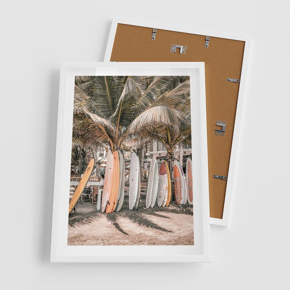 Plakat w ramie 50x70 - Surfingowy Raj - deski surfingowe, na plaży - rama biała