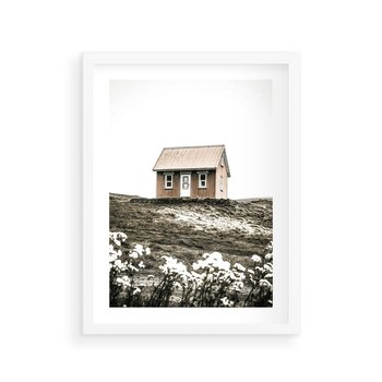Plakat w ramie 50x70 - Krajobraz z Przeszłości: Kwitnąca Łąka w Sepii - domek na wzgórzu, kwitnąca łąka - rama biała
