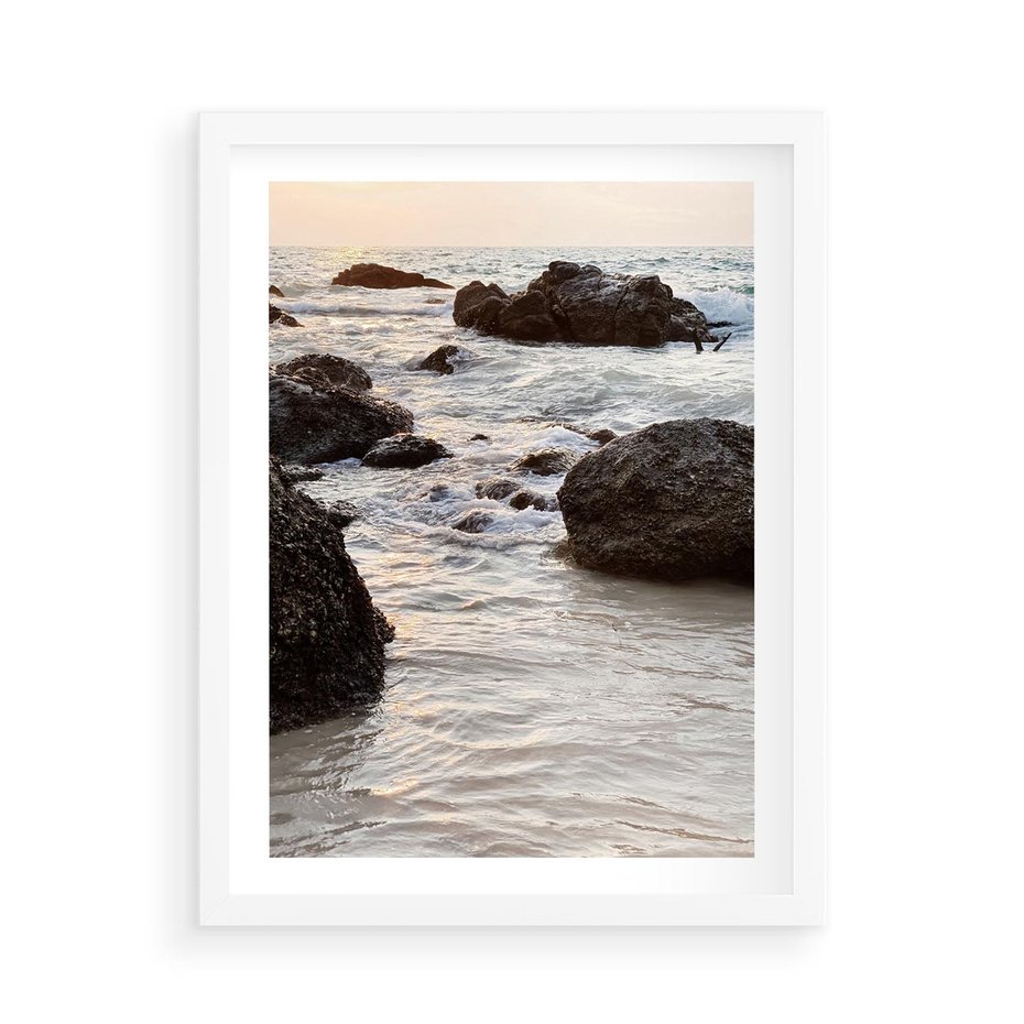 Plakat w ramie 50x70 - Dramatyczna Sceneria: Morze i Skały nad Brzegiem - fale, morze - rama biała