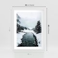 Plakat w ramie 30x40 - Zimowa Przyroda: Rzeka, Góry i Śnieg - zima, rzeka - rama biała