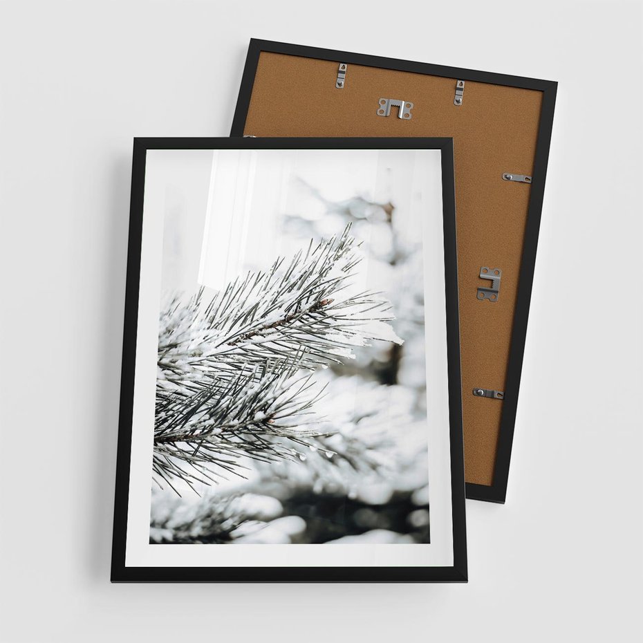 Plakat w ramie 50x70 - Chwila Zimowej Magii - iglasta gałązka, śnieg - rama czarna