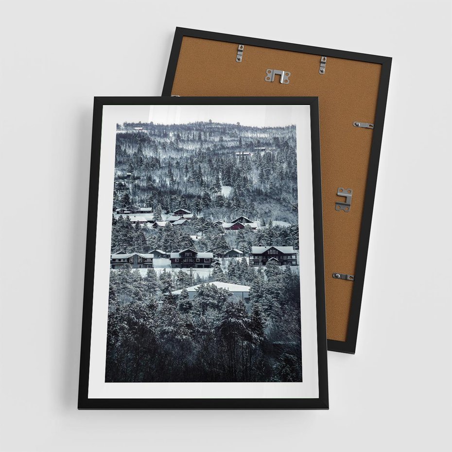 Plakat w ramie 50x70 - Domki w Chmurach - górski zimowy krajobraz, dommki na wzgórzach - rama czarna
