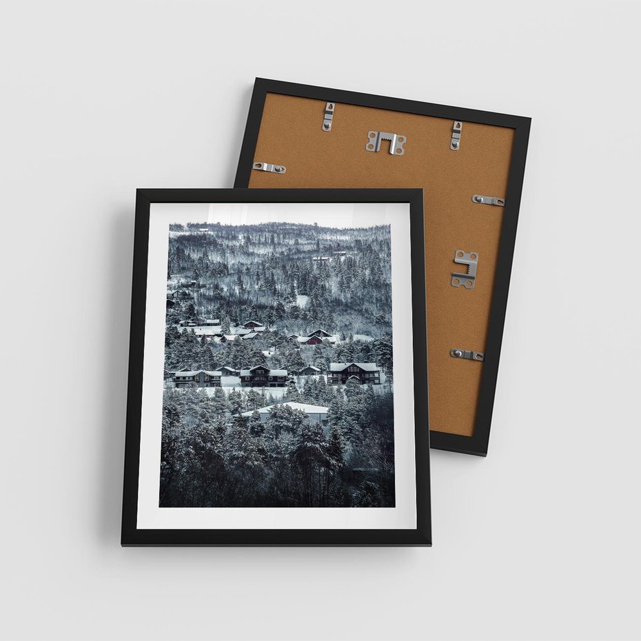 Plakat w ramie 40x50 - Domki w Chmurach - górski zimowy krajobraz, dommki na wzgórzach - rama czarna