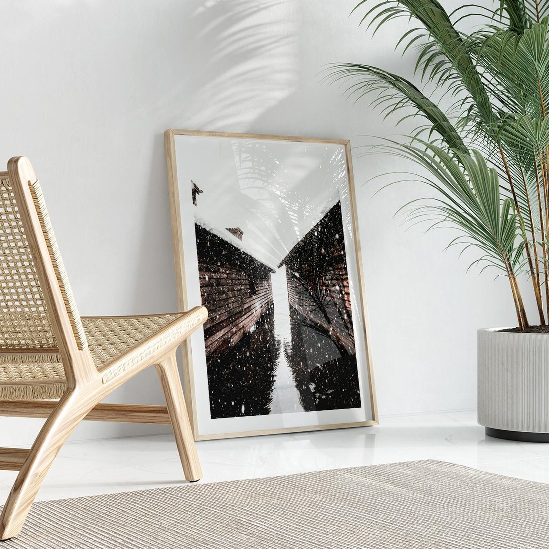 Plakat w ramie 30x40 - Spadający Śnieg - domek górski, w zimie - rama drewno