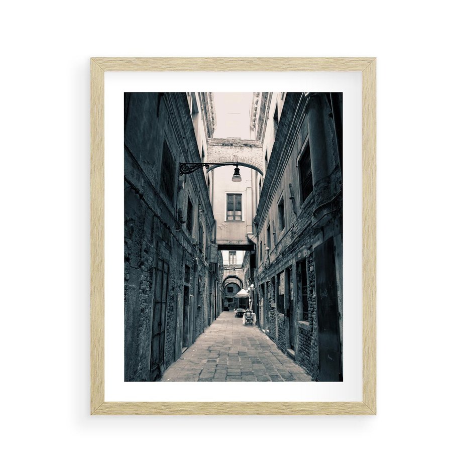 Plakat w ramie 40x50 - Odkryj tajemnice miasta - uliczka, perspektywa - rama drewno