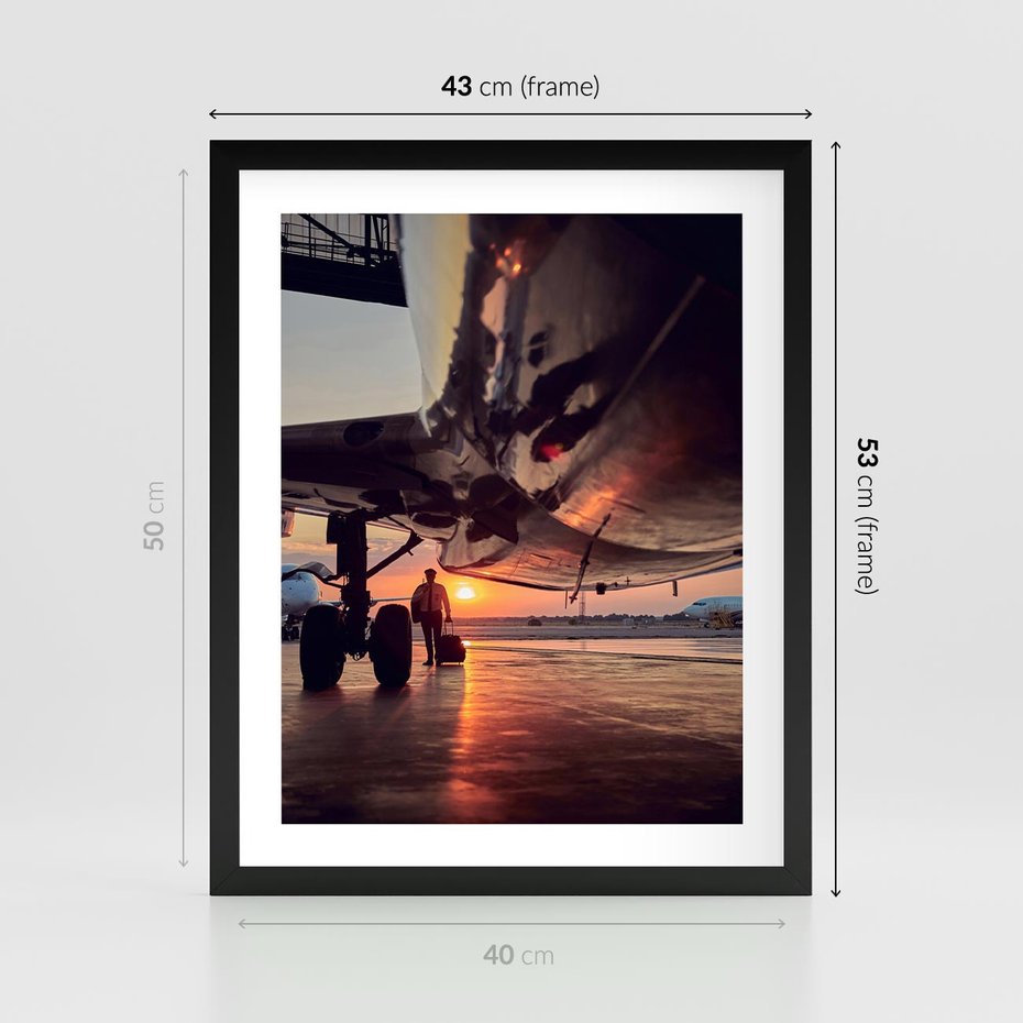 Plakat w ramie 40x50 - Podróż ku Zachodzącemu Słońcu - samolot, scena na lotnisku - rama czarna