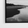 Obraz w ramie 50x50 - Nadmorska Melodia - czarno białe zdjęcie, plaża - rama czarna