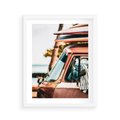 Plakat w ramie 40x50 - Surfingowa Wolność - samochód, stary van - rama biała