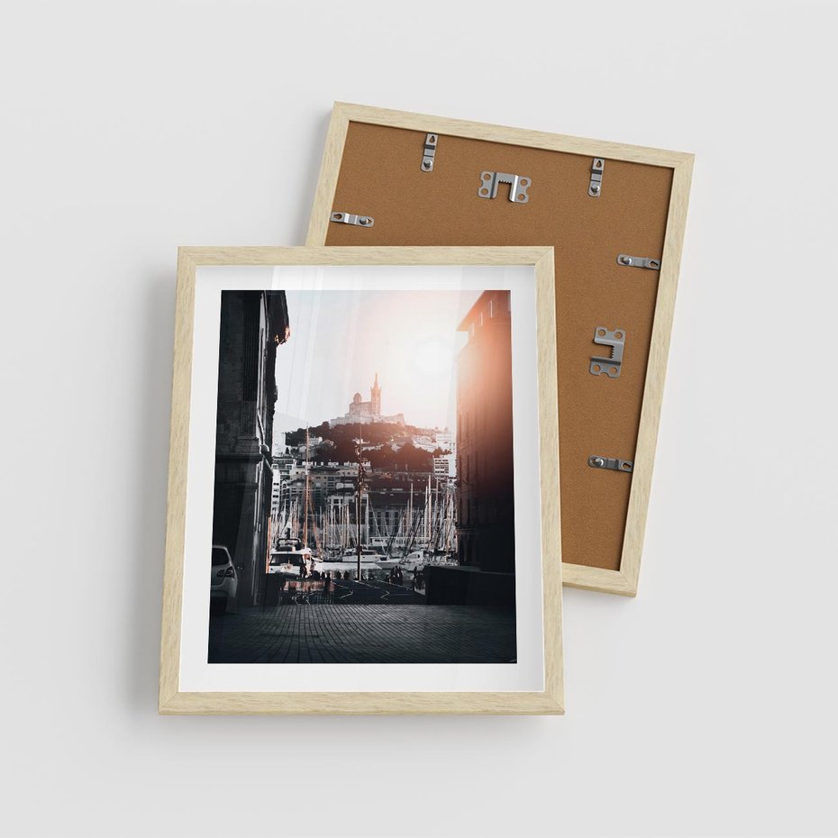 Plakat w ramie 40x50 - Światło Portowe - czarno białe zdjecie, uliczka w nadmorskim mieście - rama drewno