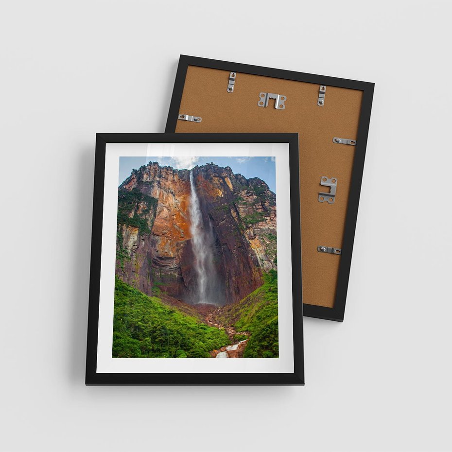 Plakat w ramie 40x50 - Górska siła wodospadów - wodospad, góra - rama czarna