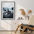 Plakat bez ramy 30x40 - To ujęcie jeziora w górach z zgaszonym ogniskiem nad brzegiem, tworząc atmosferę spokoju i refleksji w otoczeniu przyrody. - jezioro w górach, zgaszone ognisko