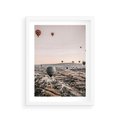 Plakat w ramie 30x40 - Wolność w Powietrzu - balony latające nas pustynnym krajbrazem, balony do latania - rama biała