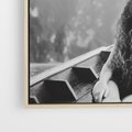 Obraz w ramie 100x70 - Księga mglistych marzeń - czarno biała fotografia, para zakochanych w łodzi - rama drewno